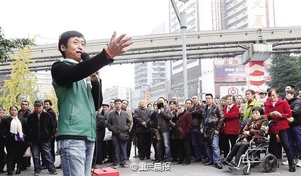 男子因救人毁容 被救漂亮女孩陪他流浪(图)