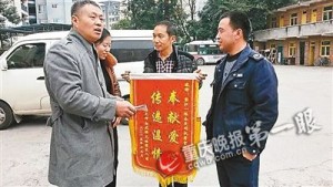 八旬老人坠落荒山 第七天坠下来一个人救了他(图)