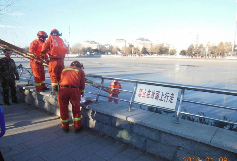 北京: 祖孙俩走冰过河 冰面突然破裂落水双亡(图)