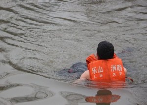 四川中年妇女刀割丈夫生殖器官 跳河身亡(组图)