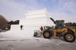 长春一公园建雪雕山寨天安门 城楼插满红旗(组图)