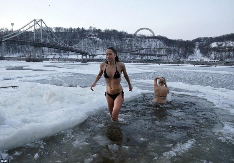 俄罗斯美女穿比基尼零下30℃下水玩“冰浴”(图)