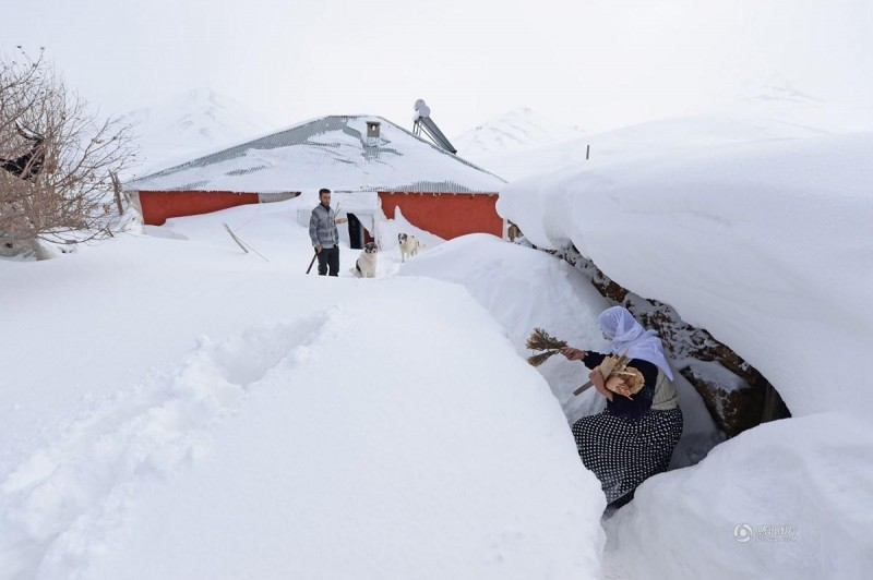 寒潮来袭土耳其已沦陷 民众雪中挖地道出行(组图)