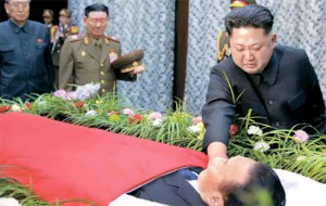 金正恩哽咽不止 陷入巨大悲痛之中(图)