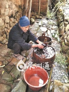 90岁失明老人独居山村70年 煮一次稀饭吃4餐(图)