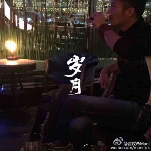 谢霆锋近照曝光 随性翘腿举杯享受生活(图)