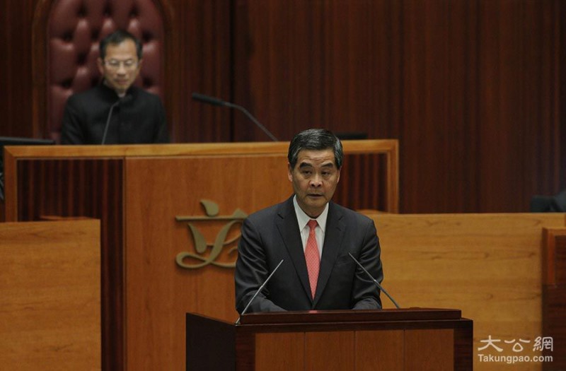 香港特首梁振英发施政报告 泛民滋事被赶离场(图)