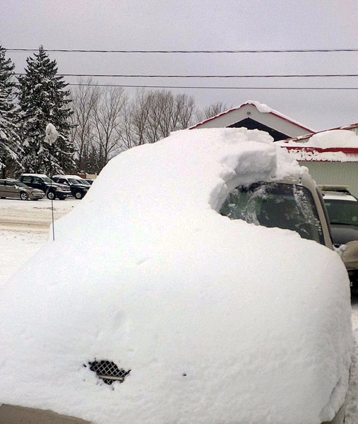 雪太大！老人驾驶"独眼龙"汽车上路遭诉(图)