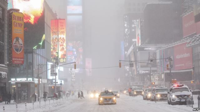 “怪兽级”暴风雪过后 美国东岸民众扫雪忙(图)