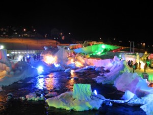 冰与光的幻想曲：北海道温泉冰瀑节彩雕点亮夜色