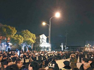 上海3000人抗建变电站示威游行 遭数百警察镇压