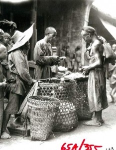 1917中国旧照：物价飞涨 背几十斤铜钱上街购物