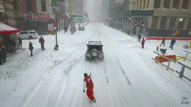 牛人在纽约街头开车玩滑雪冲浪 警察居然无视