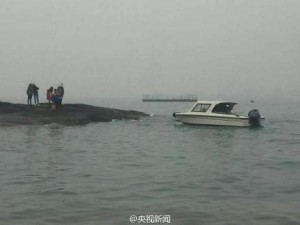 游客登礁石拍鼓浪屿 拍完照发现路已消失(组图)