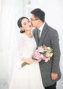 老公出外公干！新婚李蕴不舍搂抱又送吻(组图)