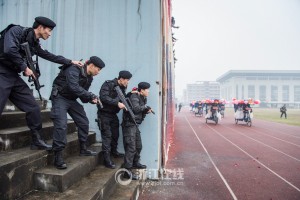 浙江特警全副武装"110"日求婚 无人机挂玫瑰(图)