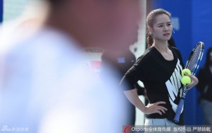 李娜重返网球场 教小朋友打球 乐开了花(组图)