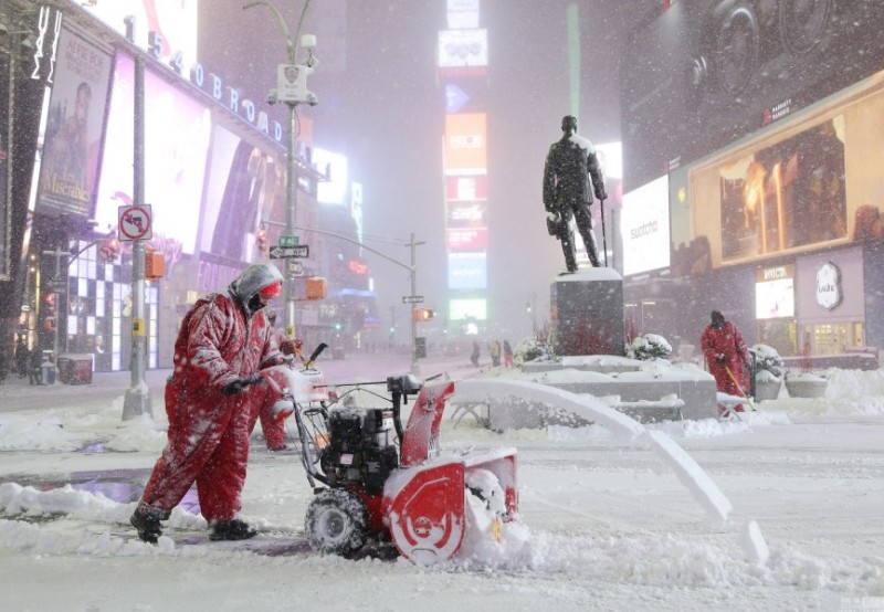 时报广场飞雪飘零 美东灾损逾10亿美元(高清组图)