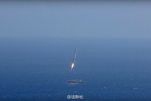 实拍：SpaceX火箭海上回收失败 栽倒在平台上爆炸