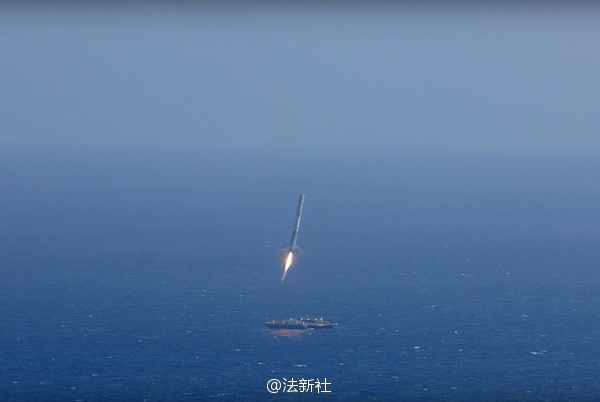 实拍：SpaceX火箭海上回收失败 栽倒在平台上爆炸