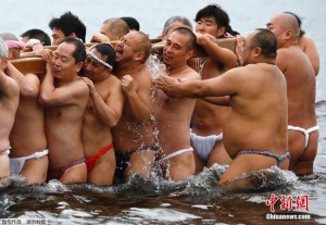 日本举行冬日成人祭典 众人赤身抬神龛入海(组图)