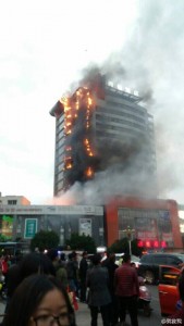 四川西昌一酒店起火 亲历者: 事发前听到爆炸(图)