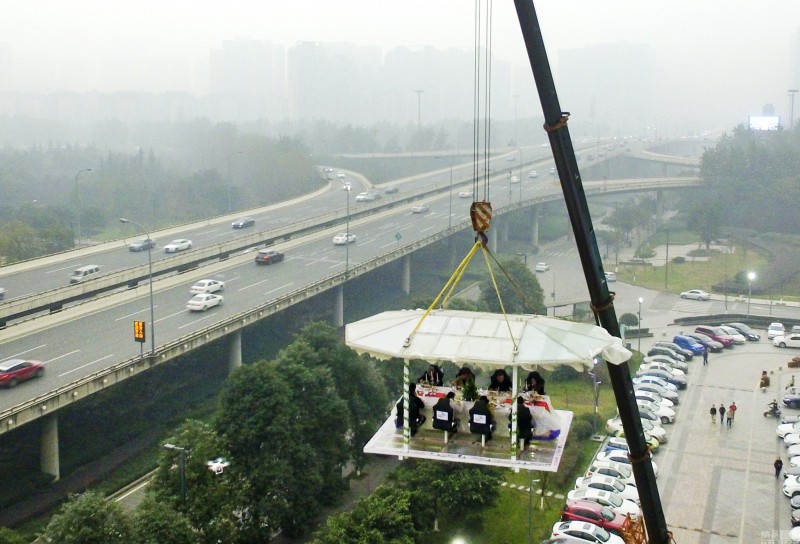 成都空中餐厅悬空30米 雾霾中开饭吃得香(组图)