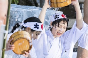 日本民众半裸参加新年冰水浴仪式 祈求好运(高清)