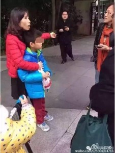 深圳一男子当街抢小孩被制服 怀疑是人贩子(组图)