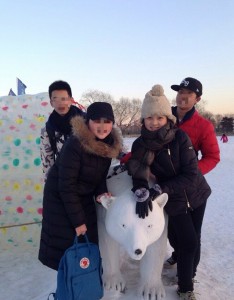 林妙可与同学相约玩雪 两男两女开心玩耍(组图)