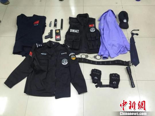 小伙为阻止父亲嫖娼 网淘特警服街头"执勤"(组图)