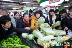 杭州暴雪将至市民囤菜 超市货架被买空（高清图）