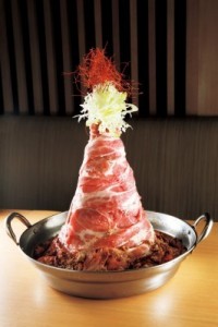 日本冬日奇葩火锅：“肉火山”吓呆食客(图)