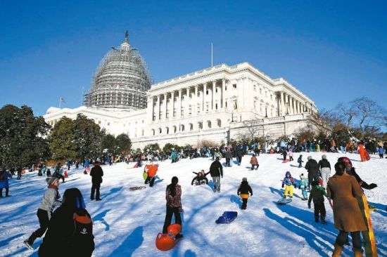 挺过史上第二大暴风雪 纽约客重展笑容(组图)