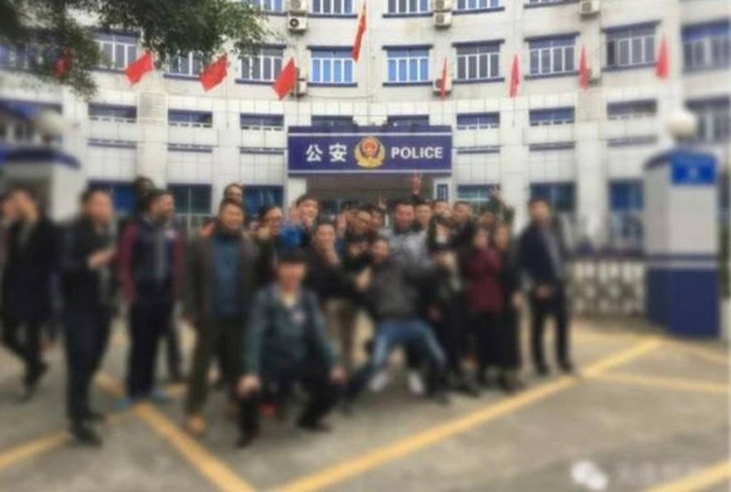 深圳491人涉毒派对现场 两女旁若无人互吻(组图)