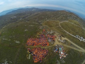 希腊海岸难民丢弃救生衣堆成山 旅游胜地变垃圾场