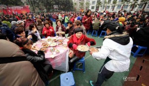 重庆一企业家摆百家宴 请街坊邻居吃团年饭(组图)