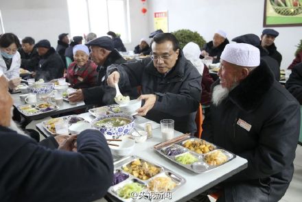 李克强在宁夏与敬老院老人一起过小年吃饺子(图)