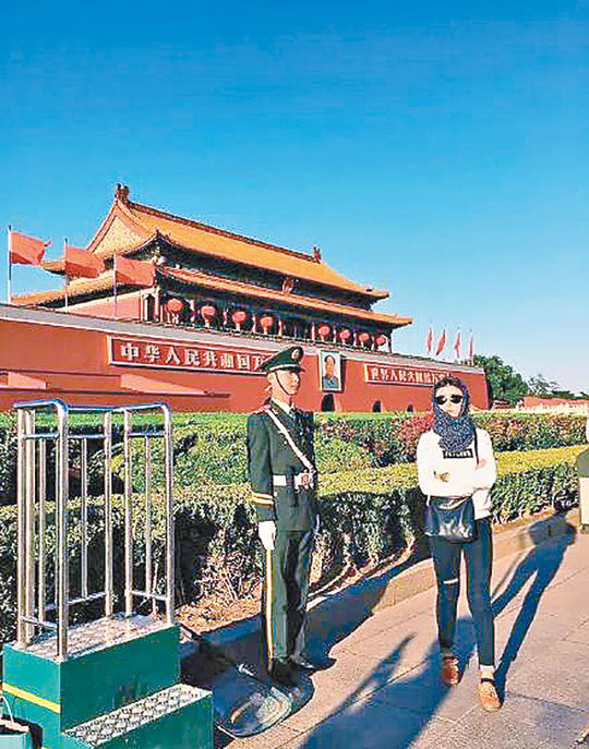 内蒙女生每周跑一趟北京 痴望站岗男友(组图)