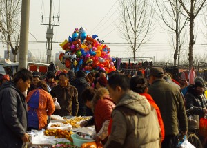 实拍农村年货大集：卖得最火的是彭麻麻年画(图)