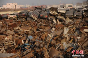 山东东营现汽车"坟场"  堆积如山场面壮观(组图)