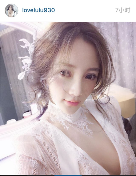 李小璐晒美照穿透视白衣 下巴如锥酥胸勾魂(图)