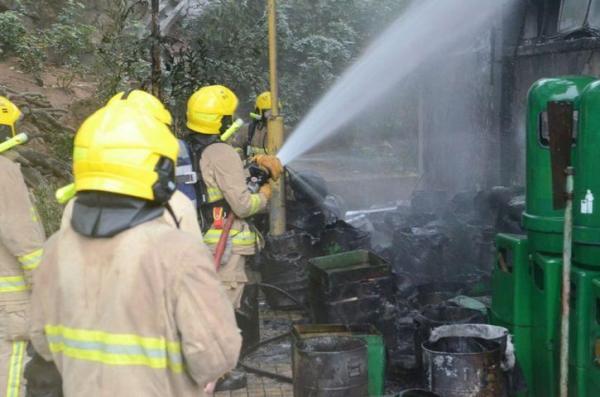 香港旺角油麻地相继发生纵火事件 40个垃圾桶被烧