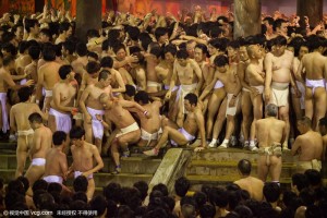 日本裸体祭令人脸红 9千人裸身肉搏争抢神木(图)