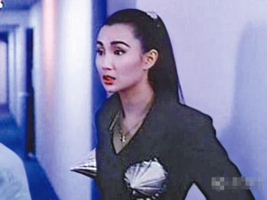 郑少秋女儿郑欣宜模仿张曼玉 胸部扣雪糕筒(组图)