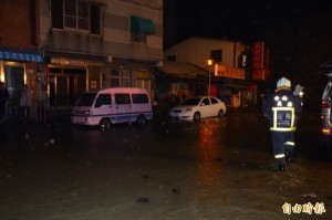 高雄大地震现场直击：楼塌水淹 恐伤亡严重(视频)