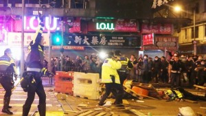 香港年初二爆大规模冲突：民众纵火 警方遭围攻