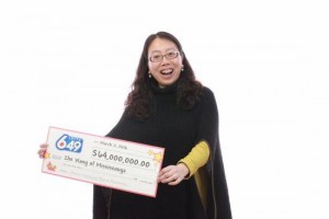 华裔女中4.16亿巨奖破加拿大纪录 露脸兑奖(图)