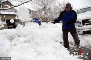 美国数州遭暴风雪袭击 车辆被埋 机场关闭(组图)