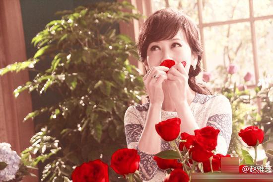 61岁赵雅芝发美照：玫瑰环绕  温婉贤淑风韵犹存